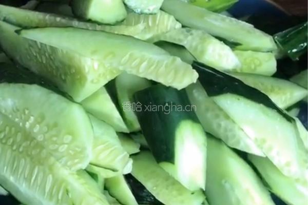 腊味黄瓜的做法图解1