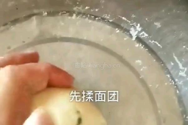 茄汁剪刀面的做法图解1