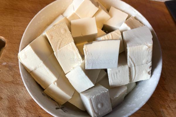 胡萝卜丝烧豆腐的做法图解2