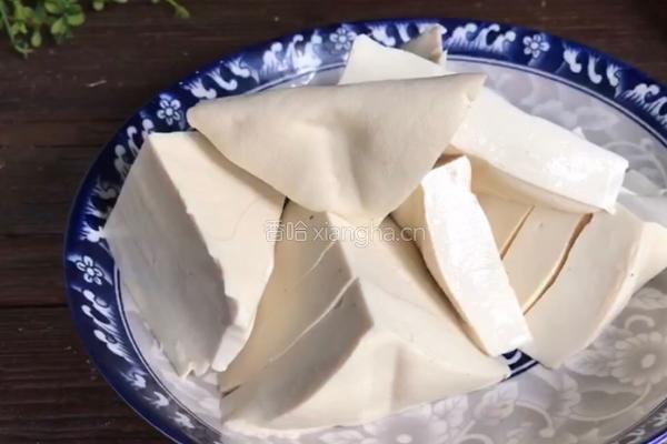 木耳芹菜烧豆腐的做法图解1