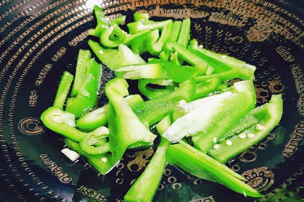 青椒素炒杏鲍菇的做法图解5