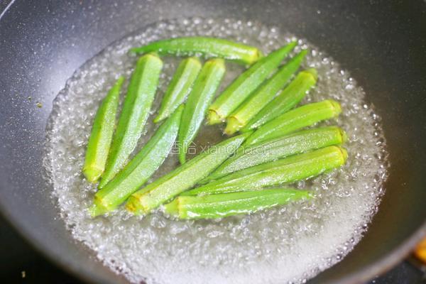 健康营养的秋葵虾仁菌菇汤的做法图解4