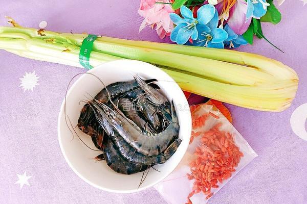 西芹炒虾仁的做法图解1
