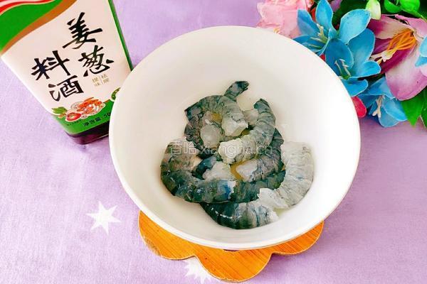 西芹炒虾仁的做法图解2