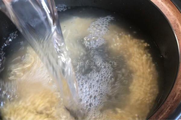 香菇小米粥的做法图解2