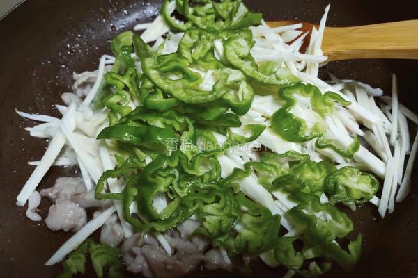 青椒茭白炒肉丝的做法图解4