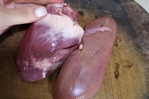猪心腰花炒蒜苗的做法图解1