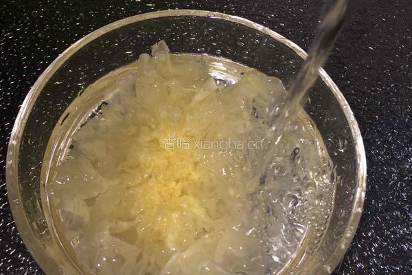 银耳雪梨莲子羹的做法图解1