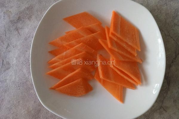 胡萝卜木耳炒山药的做法图解3