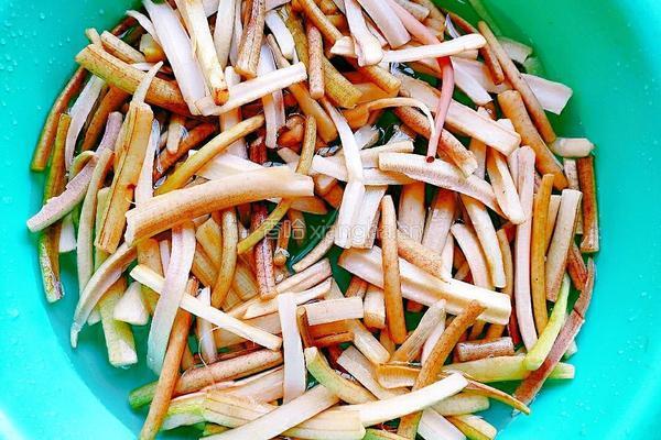 红豆角炒蒲菜的做法图解2