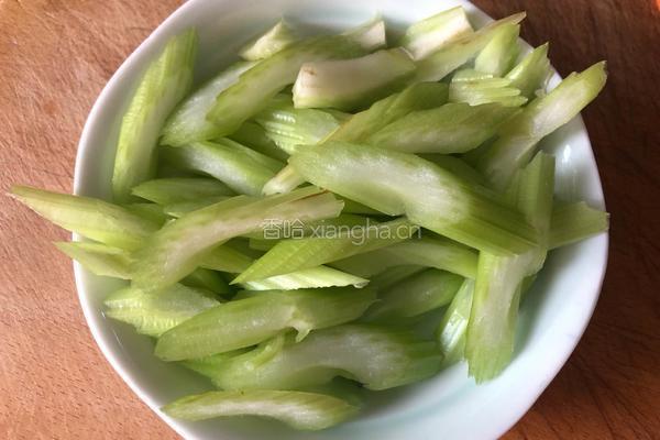 西芹炒百合的做法图解1