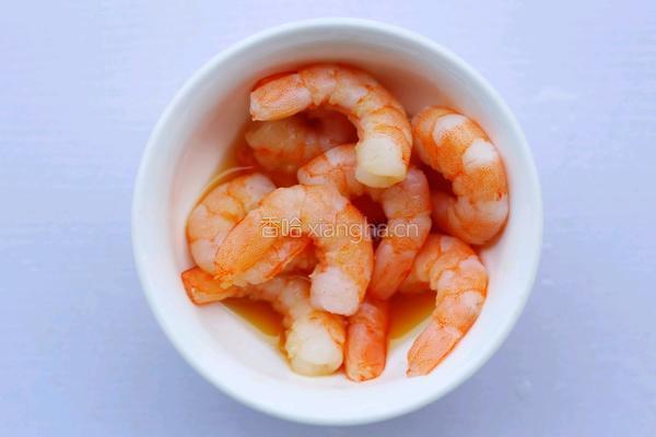 丝瓜虾仁菌菇汤的做法图解3