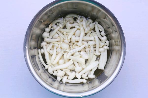 丝瓜虾仁菌菇汤的做法图解4