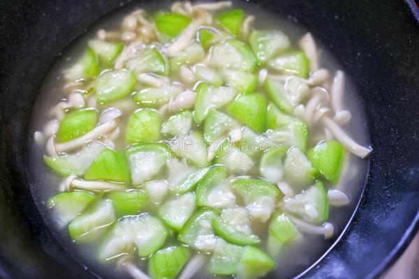 丝瓜虾仁菌菇汤的做法图解10