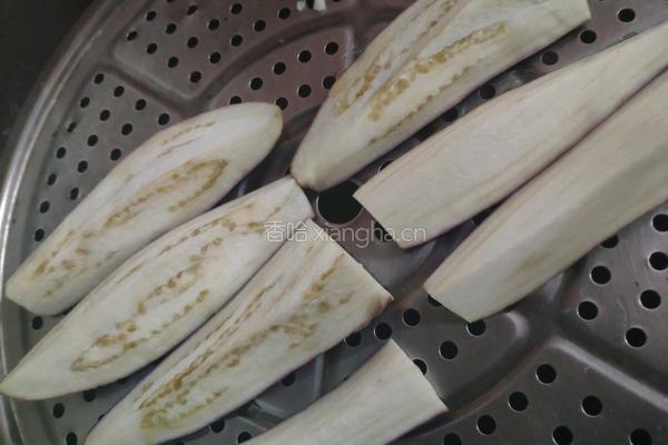 蒜蓉蒸茄子的做法图解1