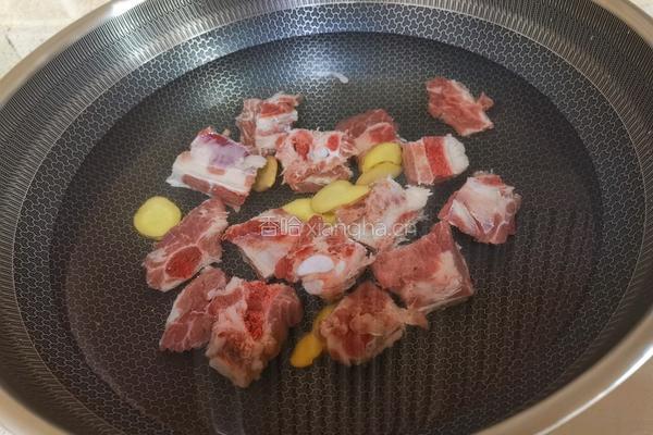 莲藕花生排骨汤的做法图解2
