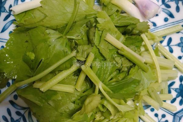 猪肝芹菜汤的做法图解2
