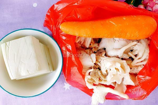 平菇豆腐汤的做法图解1