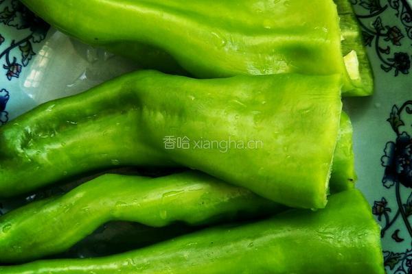 虎皮青椒的做法图解1