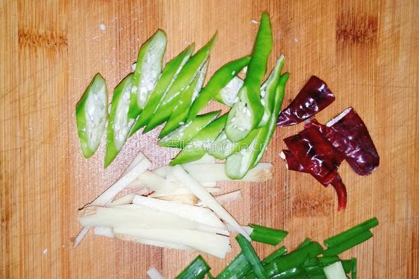 鸡杂炒芹菜的做法图解1
