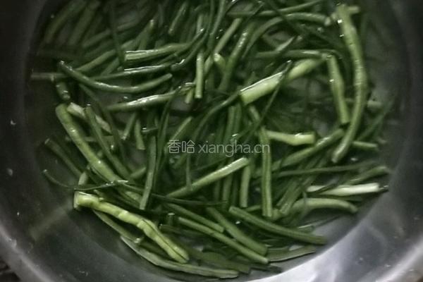 麻辣干煸豆角的做法图解1