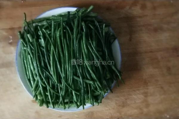 麻辣干煸豆角的做法图解2