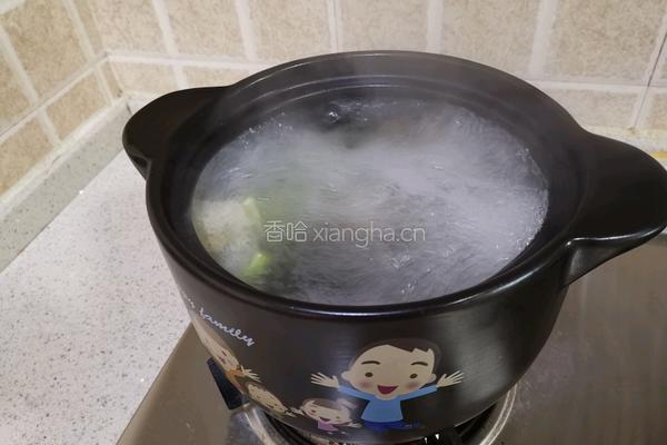 苦瓜鸡爪排骨汤的做法图解5