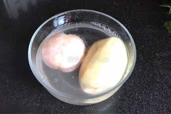 鲜桃烧土豆的做法图解1