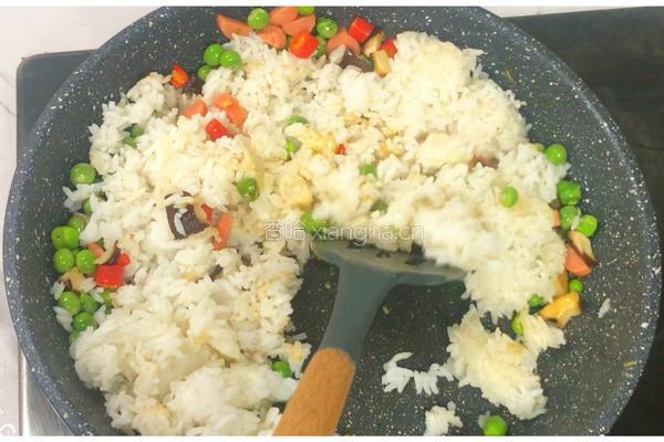 杂蔬酱油蛋炒饭的做法图解3