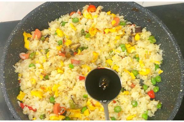 杂蔬酱油蛋炒饭的做法图解6
