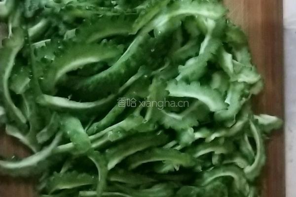 凉拌苦瓜的做法图解1