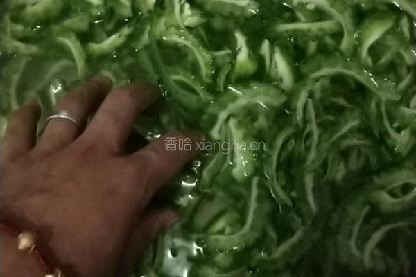 凉拌苦瓜的做法图解2