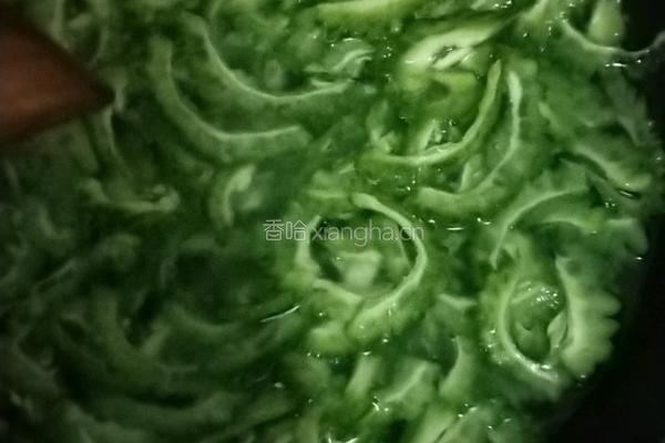 凉拌苦瓜的做法图解3