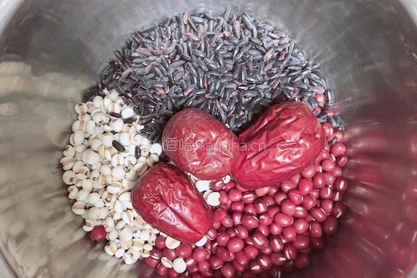 黑米薏米红豆豆浆 | 祛湿补血的做法图解1
