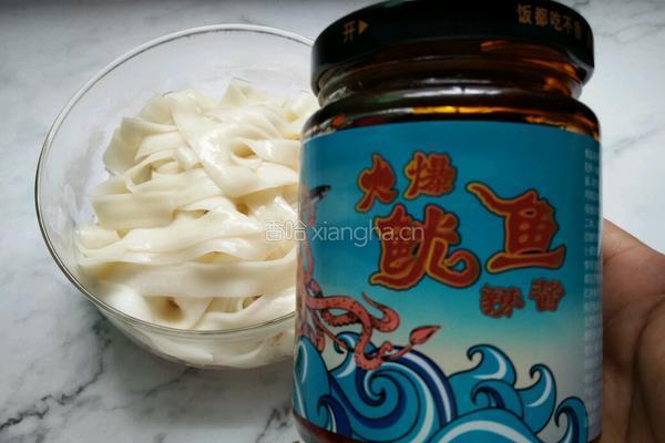 鱿鱼辣酱拌面的做法图解7