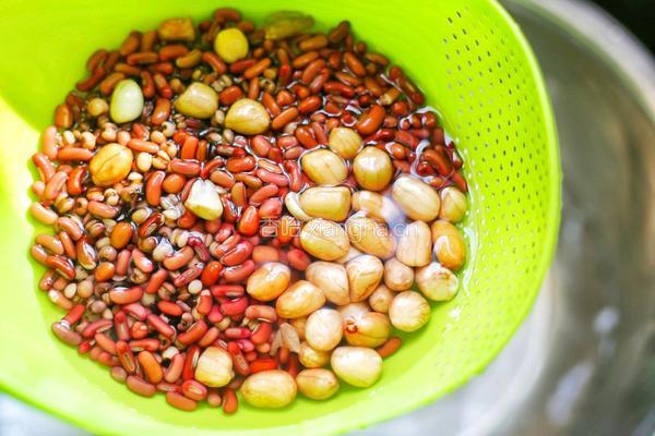 奶香红豆薏米杂粮粥的做法图解3