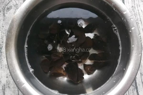 西兰花拌黑木耳的做法图解6