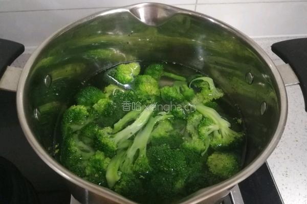 西兰花拌黑木耳的做法图解8
