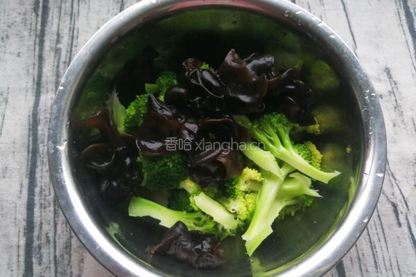 西兰花拌黑木耳的做法图解13