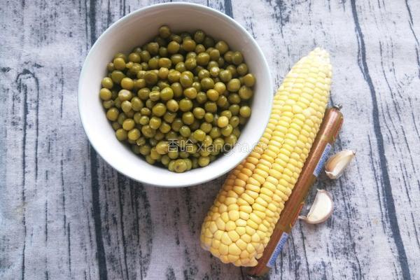 金玉满堂（豌豆炒玉米）的做法图解1