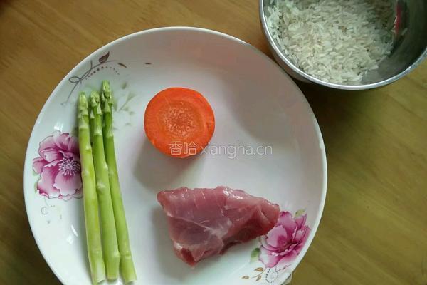 香菇胡萝卜芦笋肉片粥的做法图解1