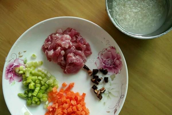 香菇胡萝卜芦笋肉片粥的做法图解2