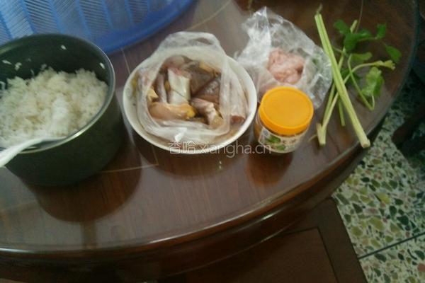 歌乐鱼瘦肉粥的做法图解1