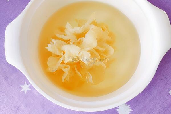 苹果银耳汤的做法图解2