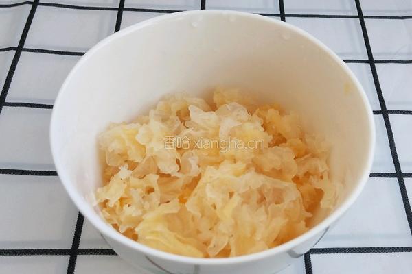 银耳雪梨汤的做法图解1