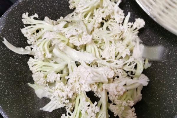 菜花炒肉的做法图解5