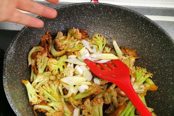 菜花炒肉的做法图解15