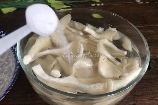 平菇鸡蛋汤的做法图解1