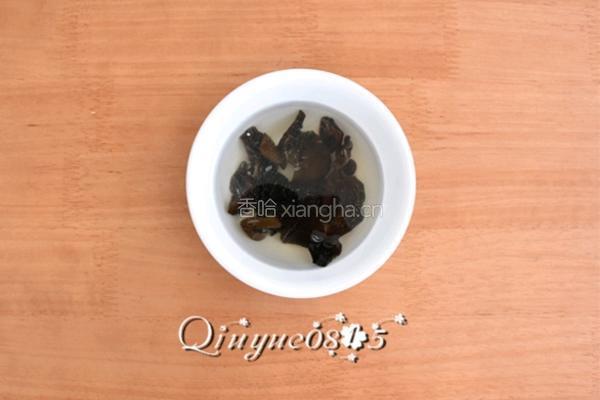 鸡蛋黄瓜炒木耳 的做法图解2