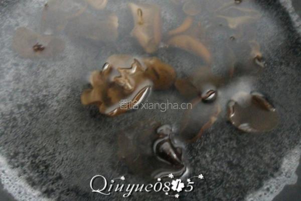 鸡蛋黄瓜炒木耳 的做法图解3